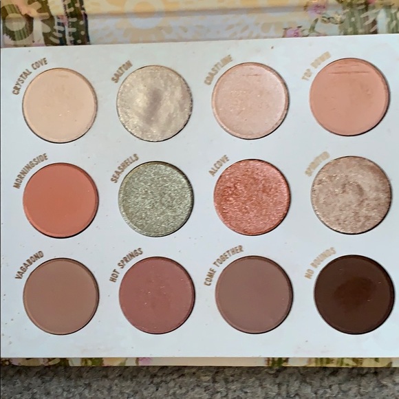 Eye shadow palette from Colour Pop - Picture 3 of 4